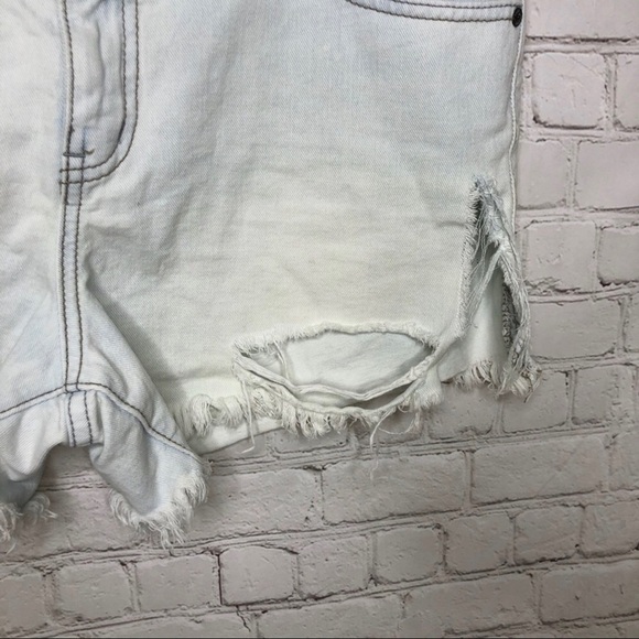 Free People Women’s Distressed Cut Off Jean Shorts Size 28 Light Wash Destructed - Picture 4 of 9